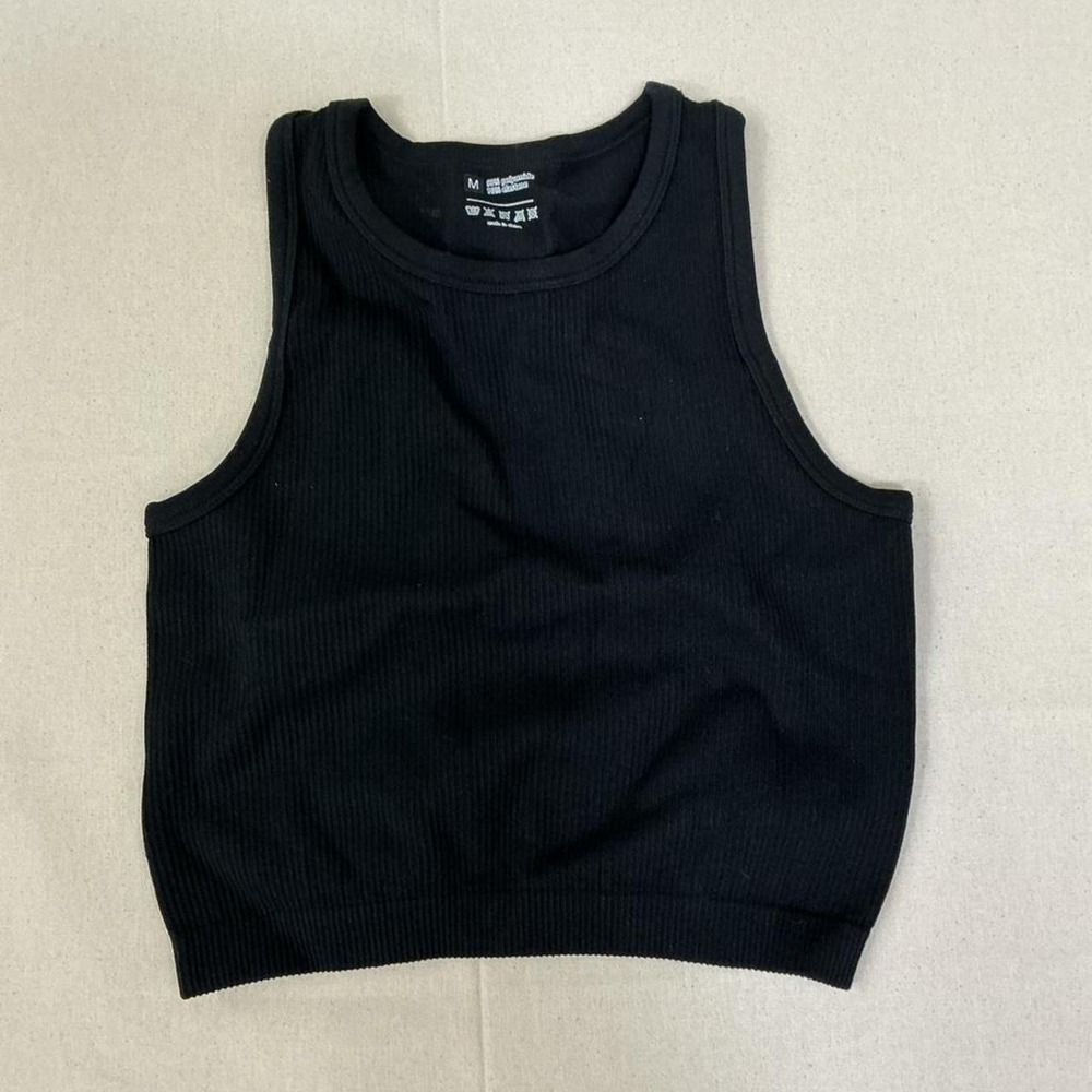 Classic black ribbed cropped tank top with‎ a soft stretchy seamless fit 🖤